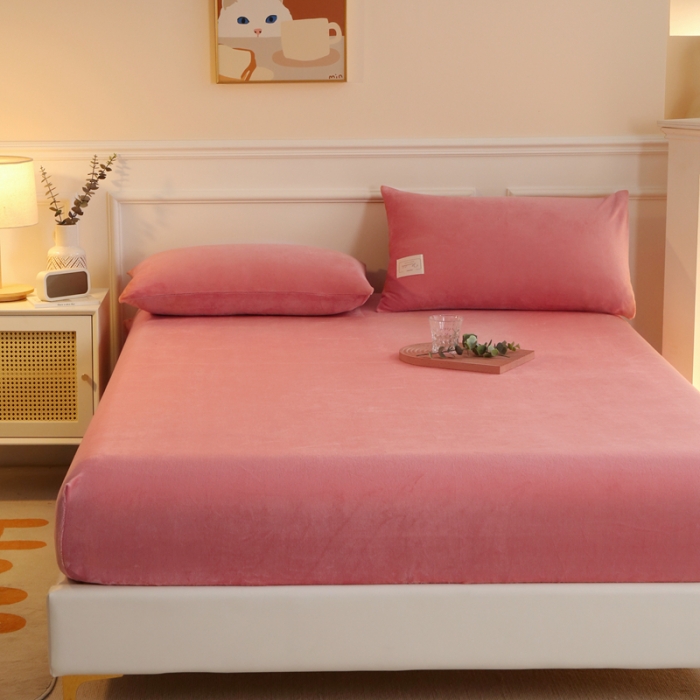 91家纺网 家纺一手货源 找家纺 2025啊雅家居新款牛奶绒全包床笠 粉色