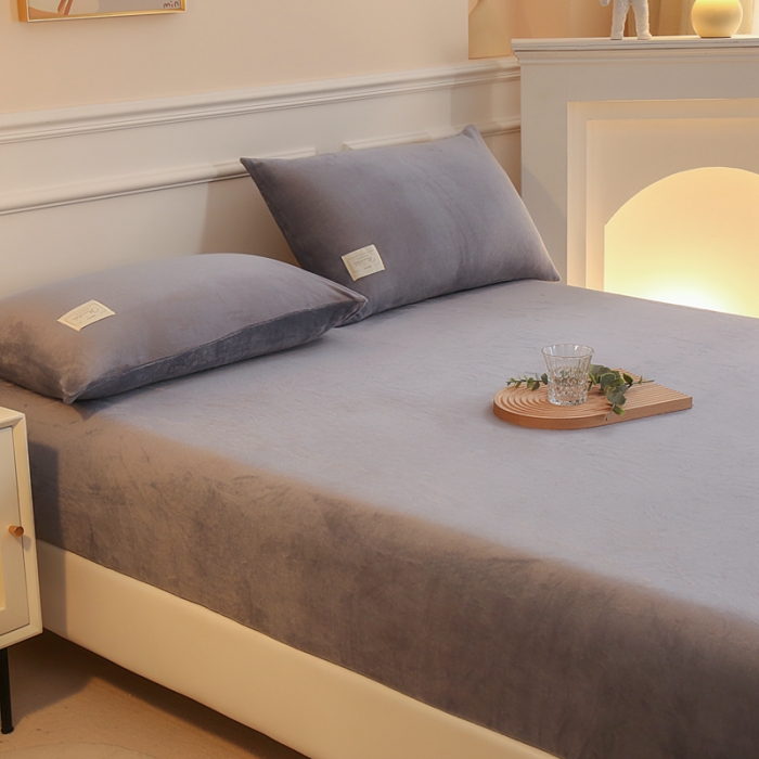 91家纺网 家纺一手货源 找家纺 2025啊雅家居新款牛奶绒全包床笠 灰色