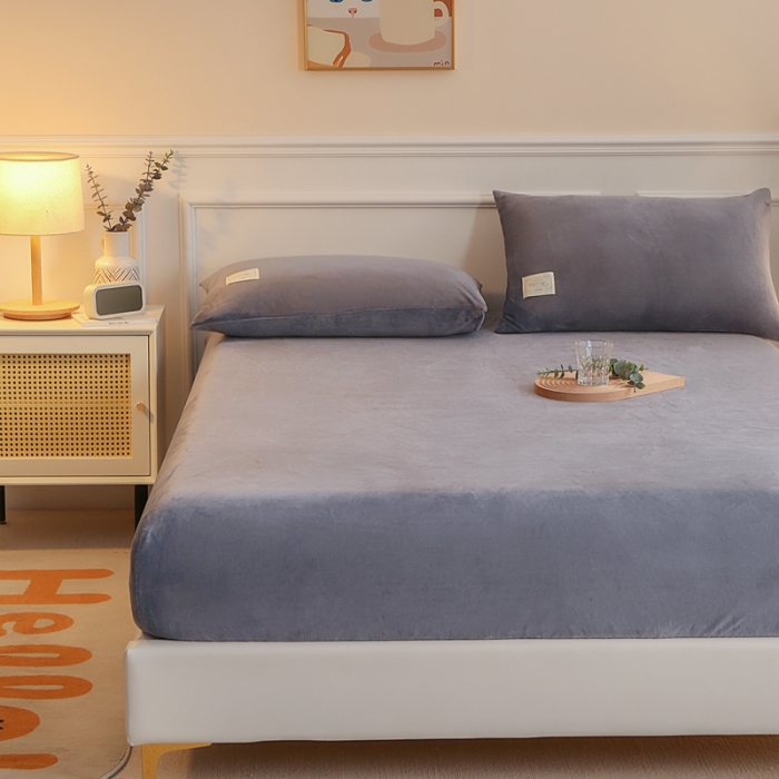 91家纺网 家纺一手货源 找家纺 2025啊雅家居新款牛奶绒全包床笠 灰色