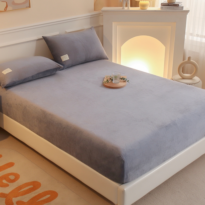 91家纺网 家纺一手货源 找家纺 2025啊雅家居新款牛奶绒全包床笠 灰色