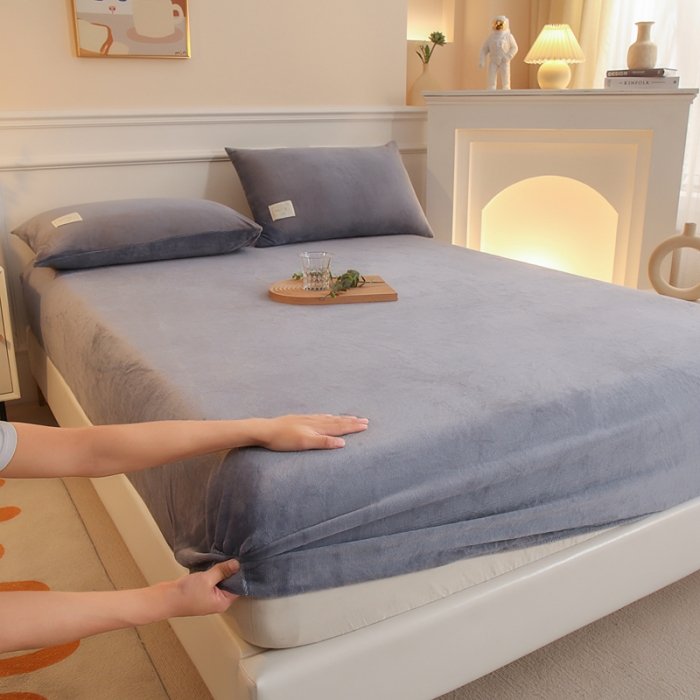 91家纺网 家纺一手货源 找家纺 2025啊雅家居新款牛奶绒全包床笠 灰色