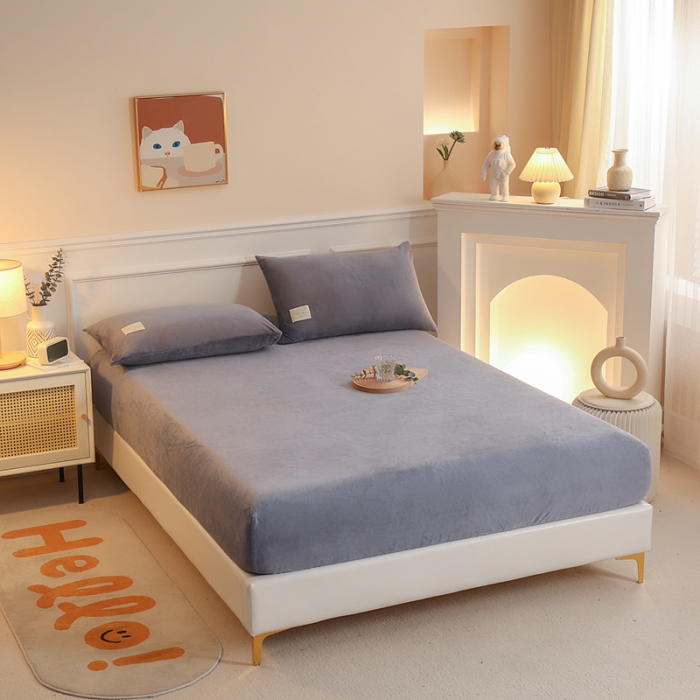 91家纺网 家纺一手货源 找家纺 2025啊雅家居新款牛奶绒全包床笠 灰色