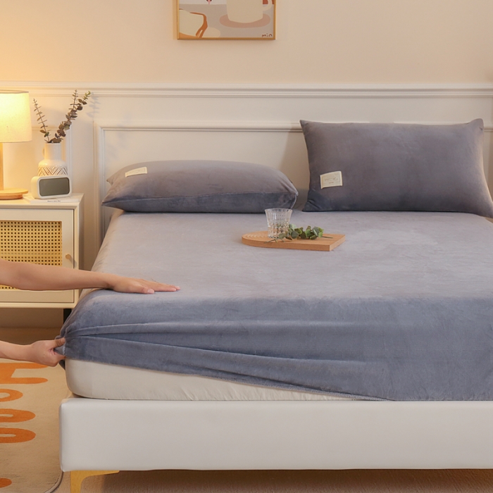 91家纺网 家纺一手货源 找家纺 2025啊雅家居新款牛奶绒全包床笠 灰色