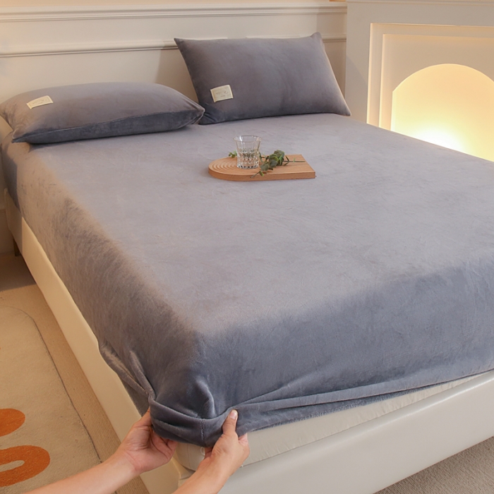 91家纺网 家纺一手货源 找家纺 2025啊雅家居新款牛奶绒全包床笠 灰色