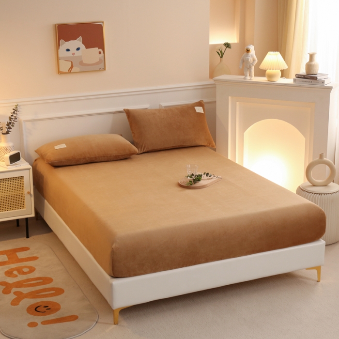 91家纺网 家纺一手货源 找家纺 2025啊雅家居新款牛奶绒全包床笠 咖色