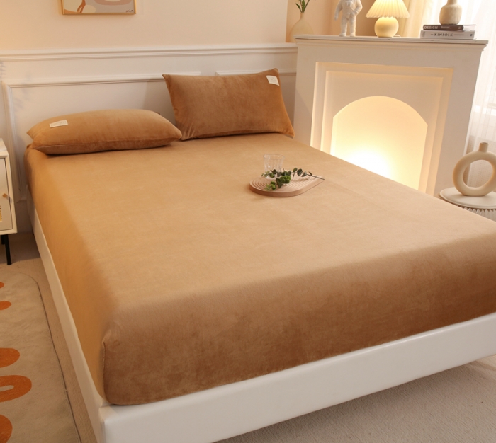 91家纺网 家纺一手货源 找家纺 2025啊雅家居新款牛奶绒全包床笠 咖色