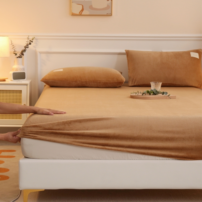 91家纺网 家纺一手货源 找家纺 2025啊雅家居新款牛奶绒全包床笠 咖色