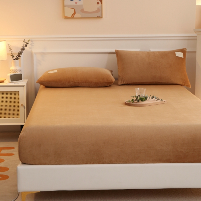 91家纺网 家纺一手货源 找家纺 2025啊雅家居新款牛奶绒全包床笠 咖色