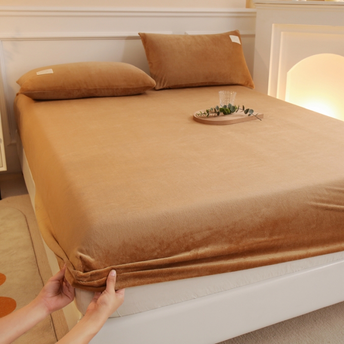 91家纺网 家纺一手货源 找家纺 2025啊雅家居新款牛奶绒全包床笠 咖色