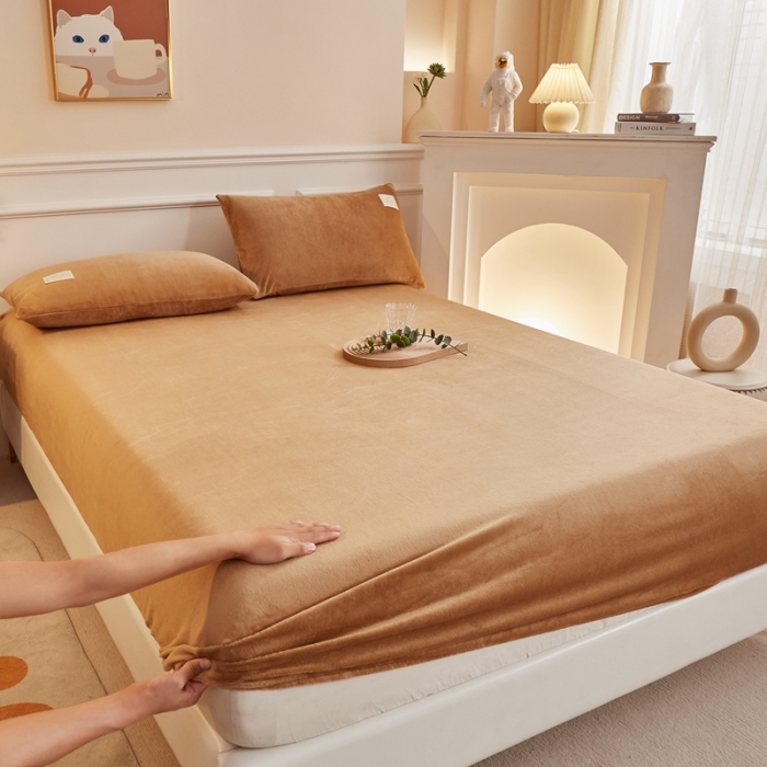 91家纺网 家纺一手货源 找家纺 2025啊雅家居新款牛奶绒全包床笠 咖色