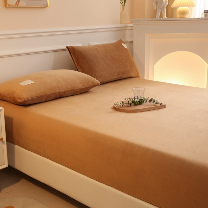 91家纺网 家纺一手货源 找家纺 2025啊雅家居新款牛奶绒全包床笠 咖色