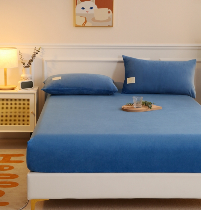 91家纺网 家纺一手货源 找家纺 2025啊雅家居新款牛奶绒全包床笠 蓝色