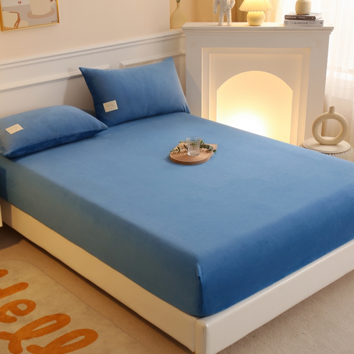 91家纺网 家纺一手货源 找家纺 2025啊雅家居新款牛奶绒全包床笠 蓝色