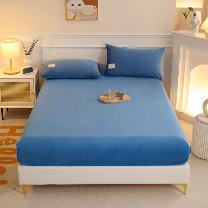 91家纺网 家纺一手货源 找家纺 2025啊雅家居新款牛奶绒全包床笠 蓝色