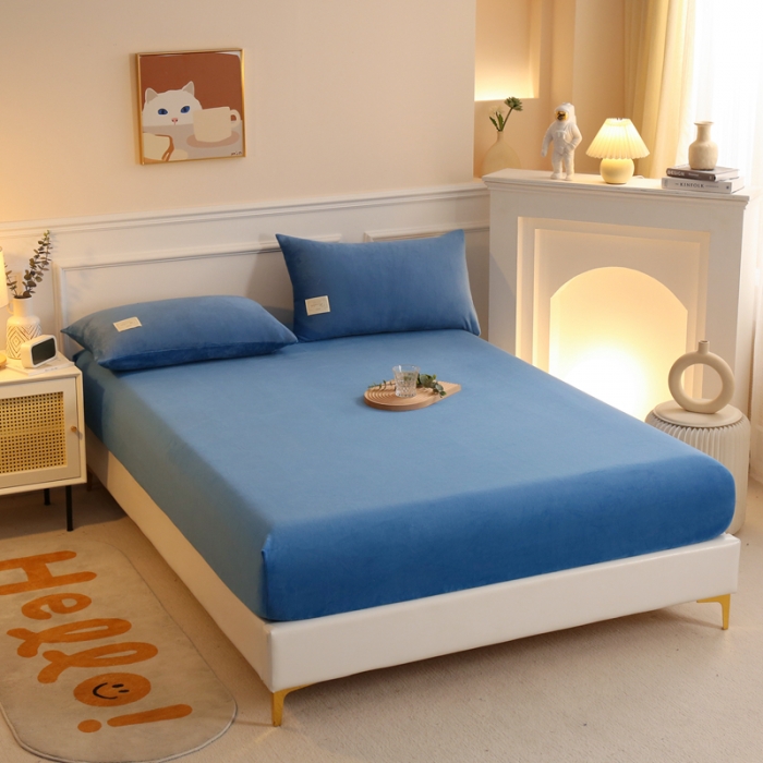 91家纺网 家纺一手货源 找家纺 2025啊雅家居新款牛奶绒全包床笠 蓝色