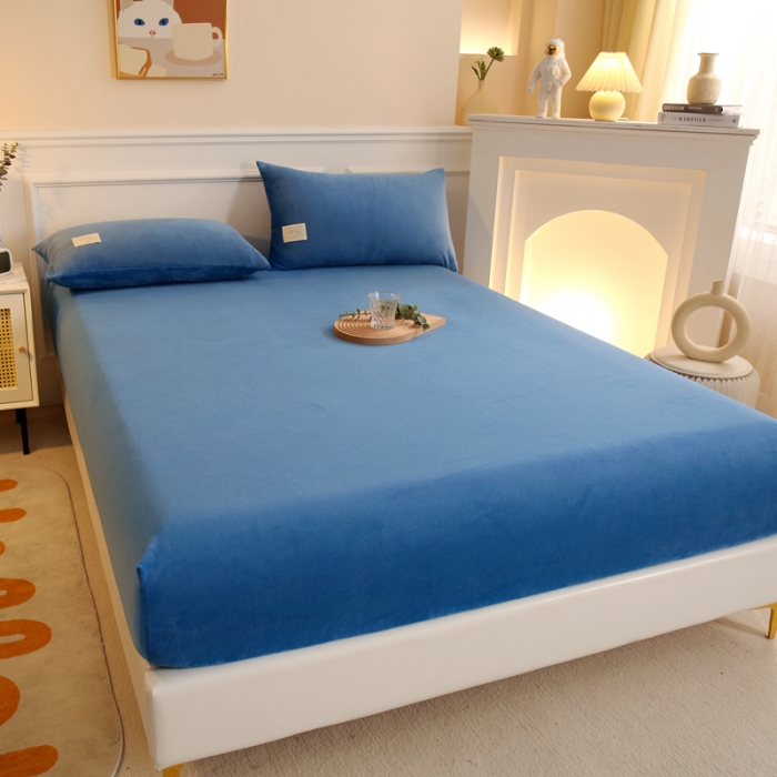 91家纺网 家纺一手货源 找家纺 2025啊雅家居新款牛奶绒全包床笠 蓝色