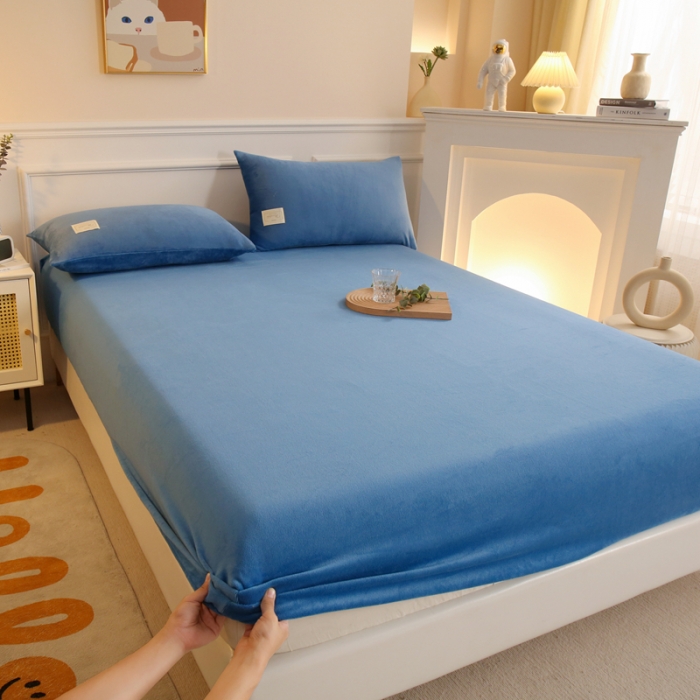 91家纺网 家纺一手货源 找家纺 2025啊雅家居新款牛奶绒全包床笠 蓝色