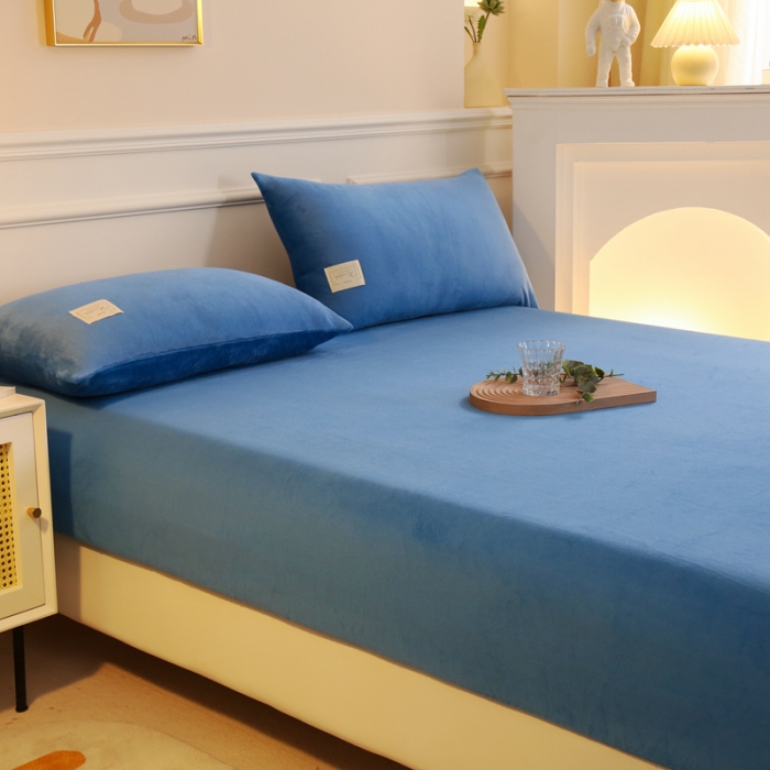 91家纺网 家纺一手货源 找家纺 2025啊雅家居新款牛奶绒全包床笠 蓝色