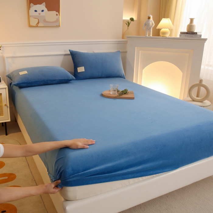 91家纺网 家纺一手货源 找家纺 2025啊雅家居新款牛奶绒全包床笠 蓝色