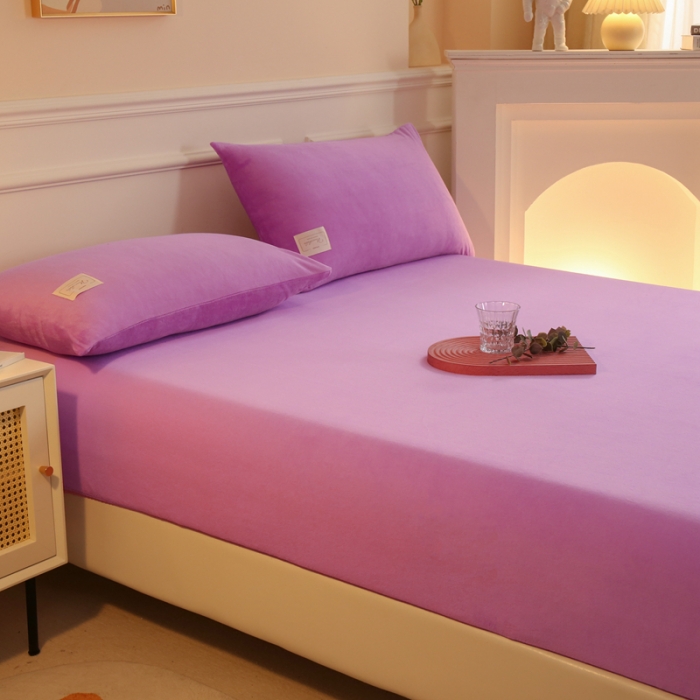 91家纺网 家纺一手货源 找家纺 2025啊雅家居新款牛奶绒全包床笠 紫色