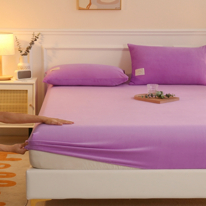 91家纺网 家纺一手货源 找家纺 2025啊雅家居新款牛奶绒全包床笠 紫色