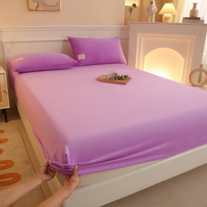 91家纺网 家纺一手货源 找家纺 2025啊雅家居新款牛奶绒全包床笠 紫色