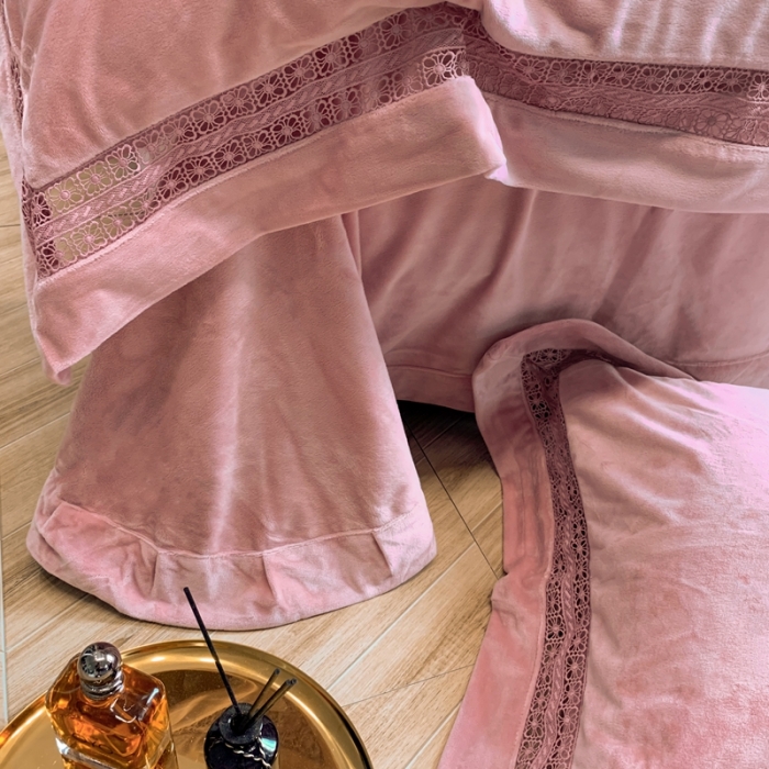 91家纺网 家纺一手货源 找家纺 榻尚 新款新款婴儿绒牛奶绒纯色镂空高端绒四件套 暖冬粉