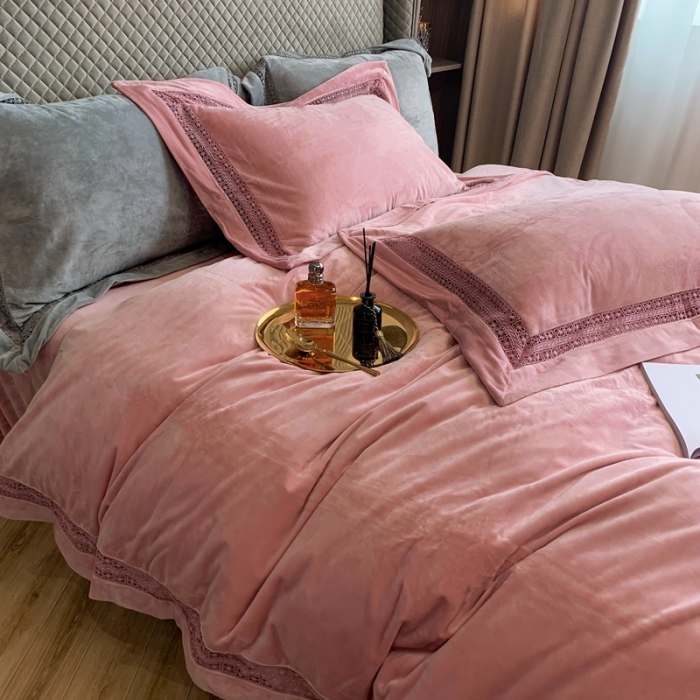 91家纺网 家纺一手货源 找家纺 榻尚 新款新款婴儿绒牛奶绒纯色镂空高端绒四件套 暖冬粉