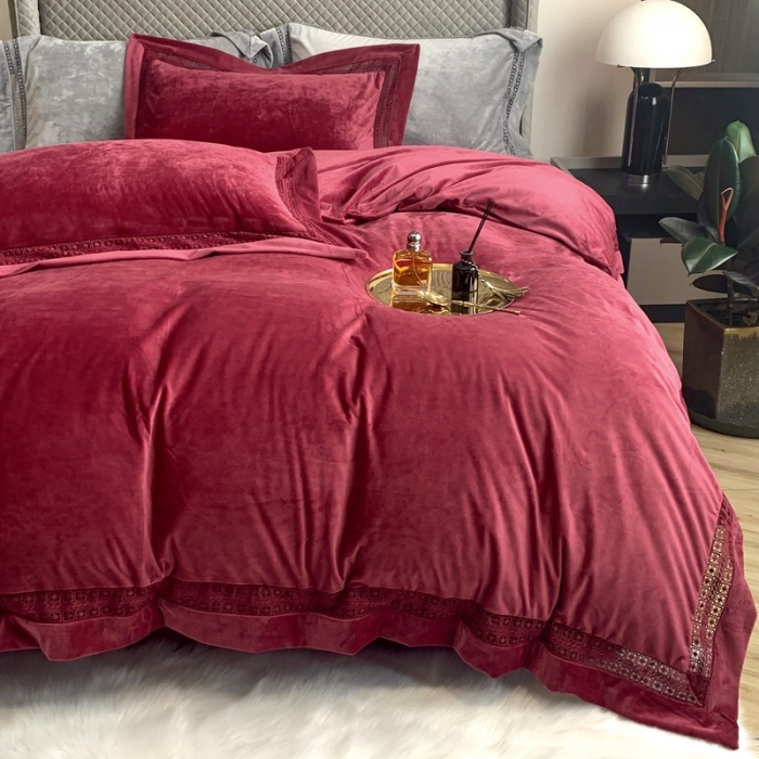 91家纺网 家纺一手货源 找家纺 榻尚 新款新款婴儿绒牛奶绒纯色镂空高端绒四件套 嫣酒红