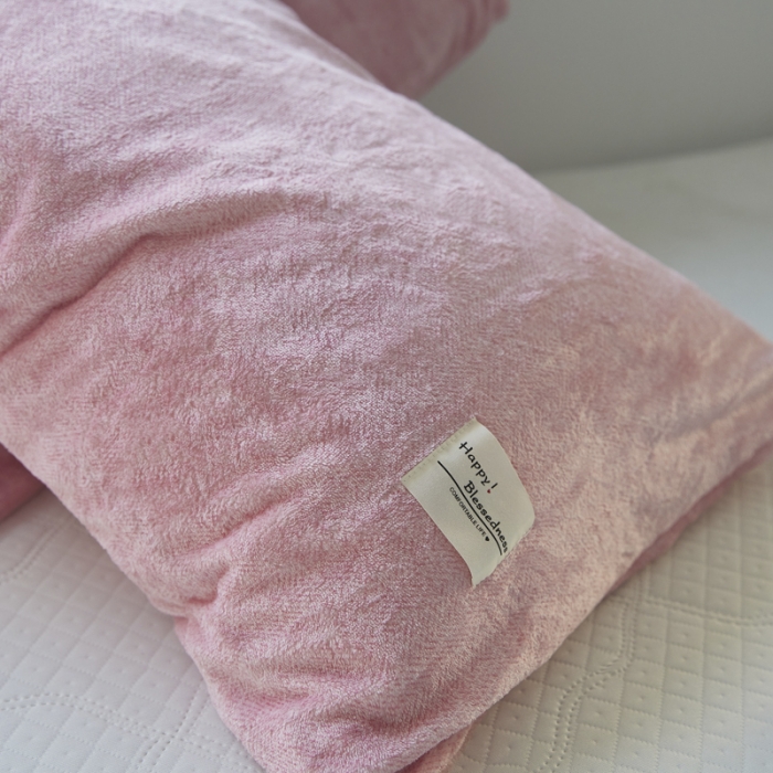 91家纺网 家纺一手货源 找家纺 爱港 2023冬季新款加厚牛奶绒法莱绒肌理纹枕套 粉色