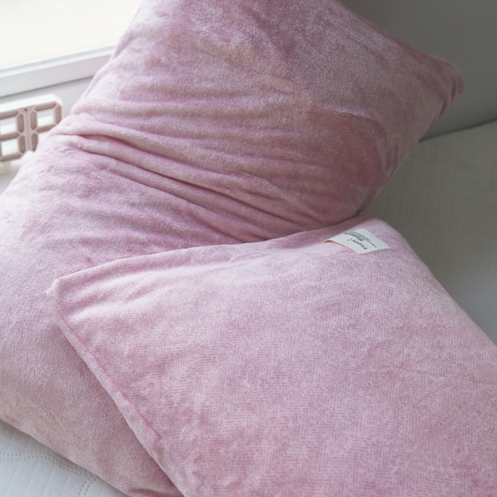 91家纺网 家纺一手货源 找家纺 爱港 2023冬季新款加厚牛奶绒法莱绒肌理纹枕套 粉色