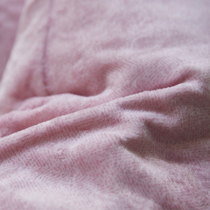 91家纺网 家纺一手货源 找家纺 爱港 2023冬季新款加厚牛奶绒法莱绒肌理纹枕套 粉色