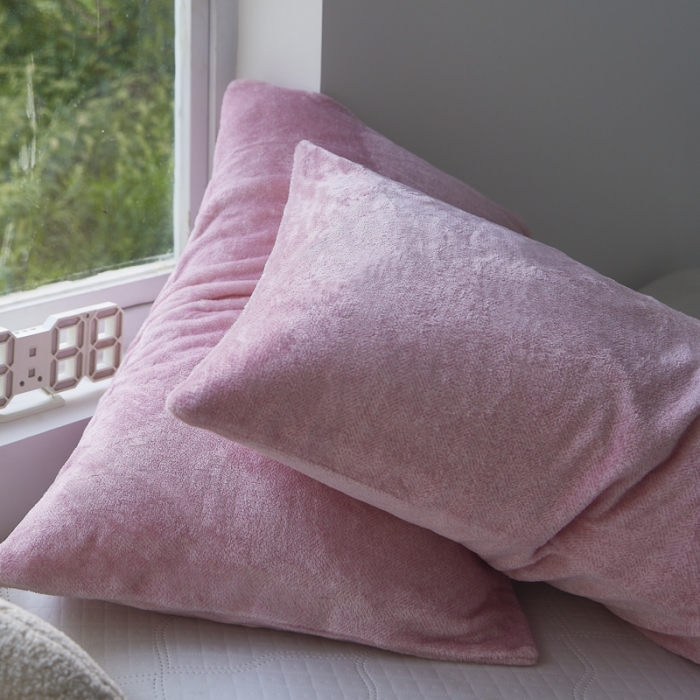 91家纺网 家纺一手货源 找家纺 爱港 2023冬季新款加厚牛奶绒法莱绒肌理纹枕套 粉色