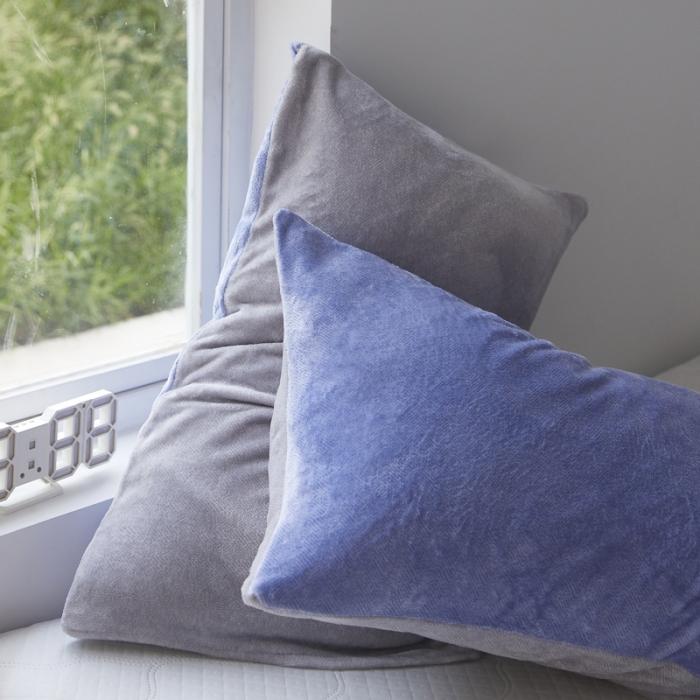 91家纺网 家纺一手货源 找家纺 爱港 2023冬季新款加厚牛奶绒法莱绒肌理纹枕套 蓝+灰