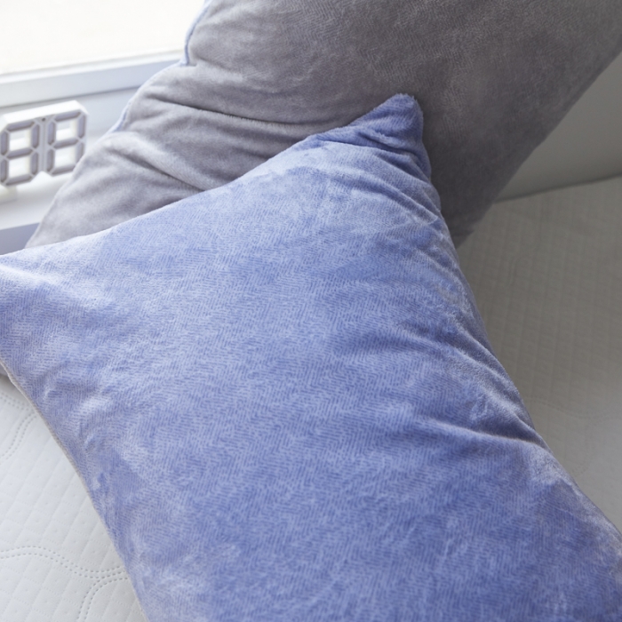 91家纺网 家纺一手货源 找家纺 爱港 2023冬季新款加厚牛奶绒法莱绒肌理纹枕套 蓝+灰