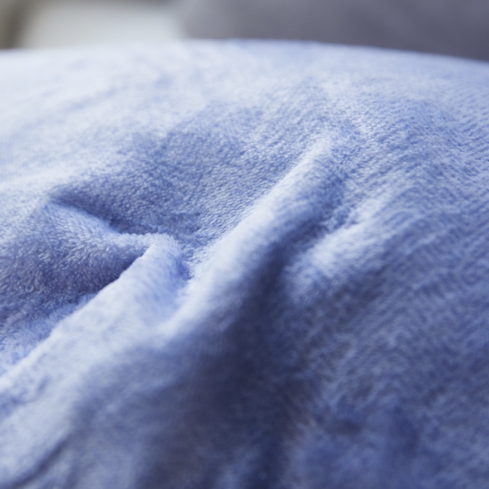 91家纺网 家纺一手货源 找家纺 爱港 2023冬季新款加厚牛奶绒法莱绒肌理纹枕套 蓝+灰