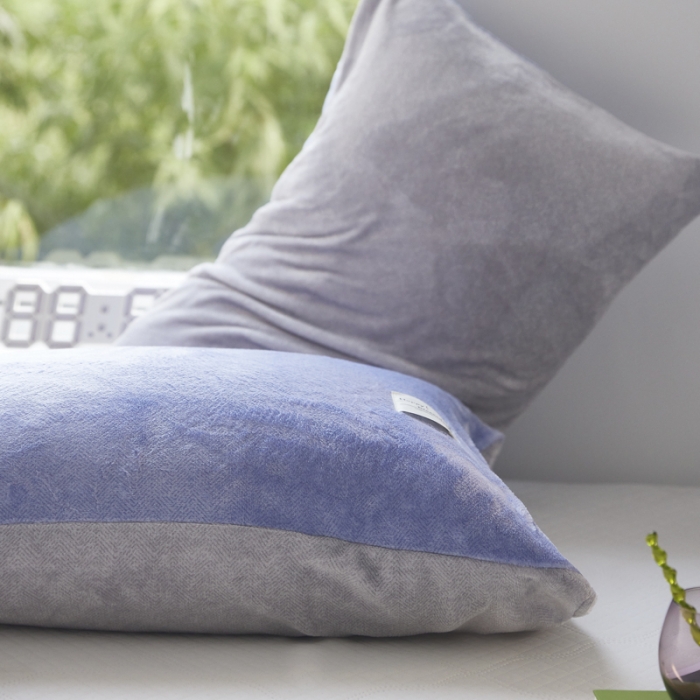 91家纺网 家纺一手货源 找家纺 爱港 2023冬季新款加厚牛奶绒法莱绒肌理纹枕套 蓝+灰