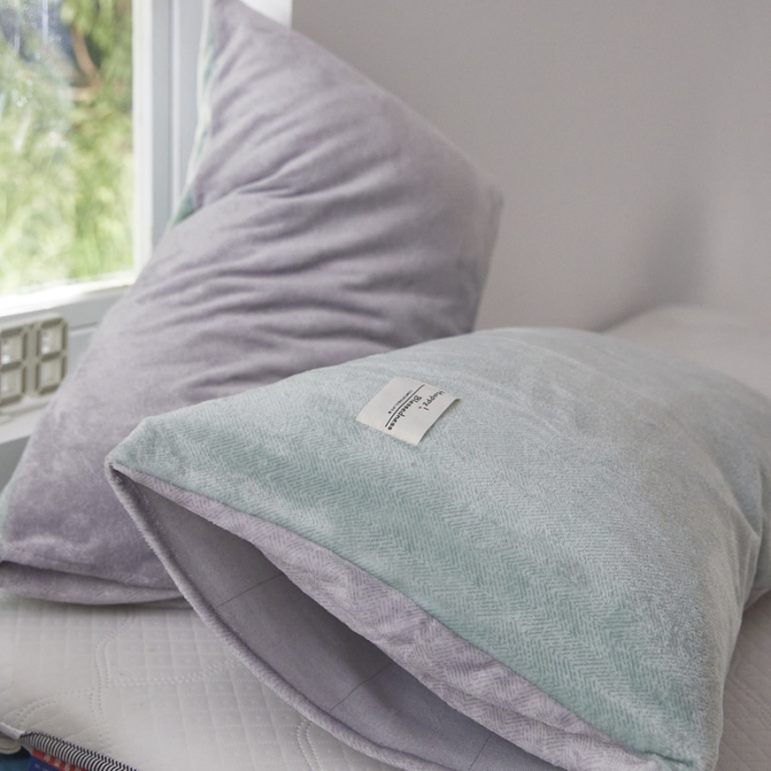 91家纺网 家纺一手货源 找家纺 爱港 2023冬季新款加厚牛奶绒法莱绒肌理纹枕套 绿+灰