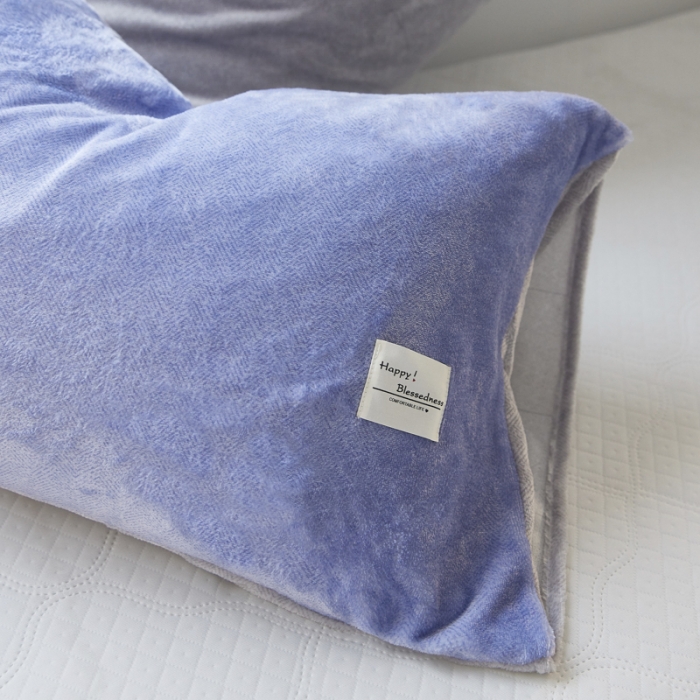 91家纺网 家纺一手货源 找家纺 爱港 2023冬季新款加厚牛奶绒法莱绒肌理纹枕套 蓝+灰