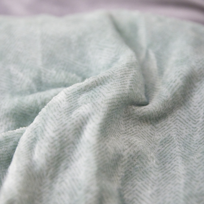 91家纺网 家纺一手货源 找家纺 爱港 2023冬季新款加厚牛奶绒法莱绒肌理纹枕套 绿+灰