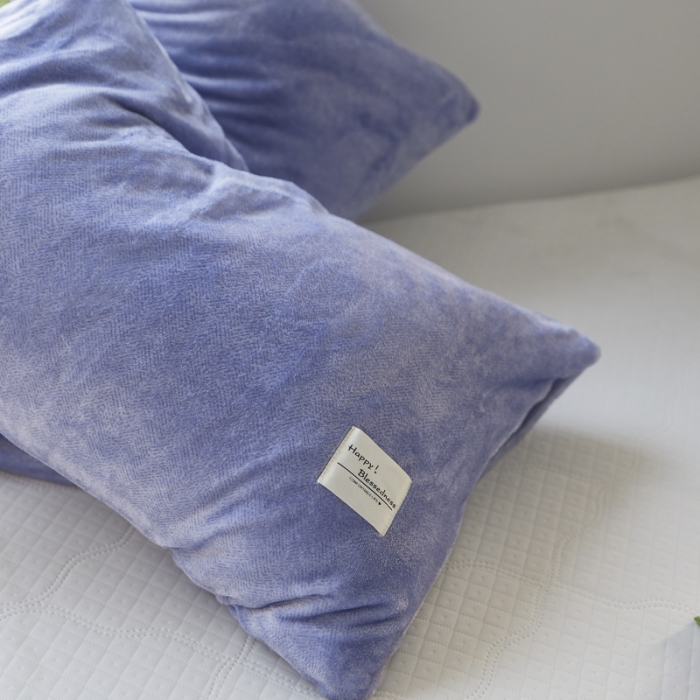 91家纺网 家纺一手货源 找家纺 爱港 2023冬季新款加厚牛奶绒法莱绒肌理纹枕套 牛仔蓝