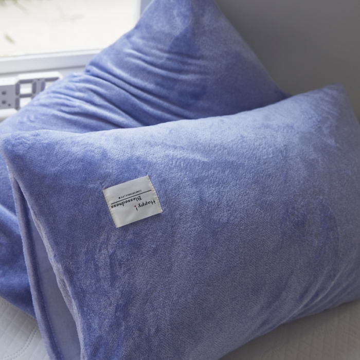 91家纺网 家纺一手货源 找家纺 爱港 2023冬季新款加厚牛奶绒法莱绒肌理纹枕套 牛仔蓝