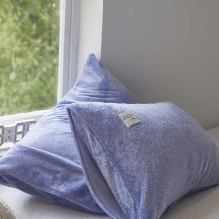 91家纺网 家纺一手货源 找家纺 爱港 2023冬季新款加厚牛奶绒法莱绒肌理纹枕套 牛仔蓝