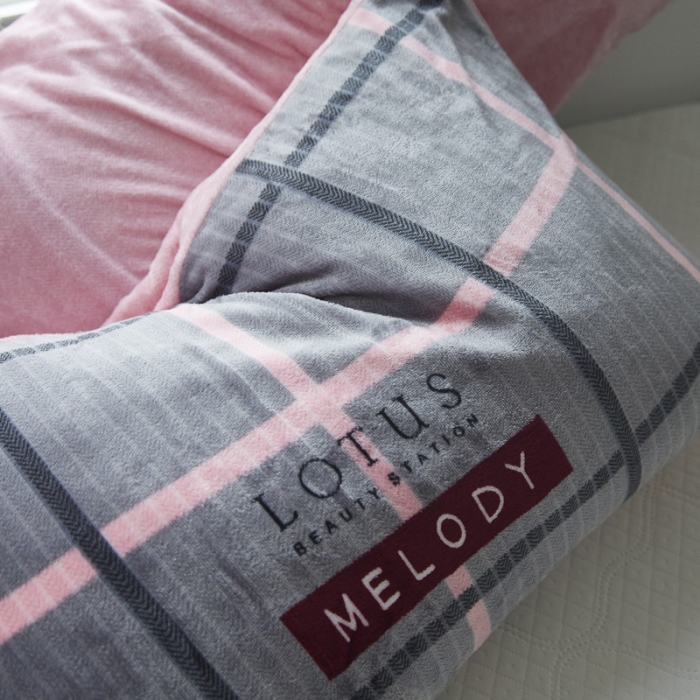 91家纺网 家纺一手货源 找家纺 爱港 2023冬季新款加厚牛奶绒法莱绒肌理纹枕套 校园旋律