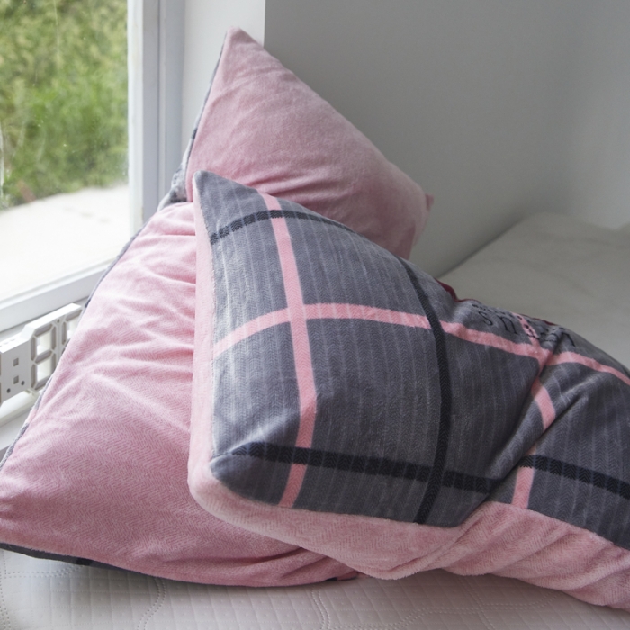 91家纺网 家纺一手货源 找家纺 爱港 2023冬季新款加厚牛奶绒法莱绒肌理纹枕套 校园旋律