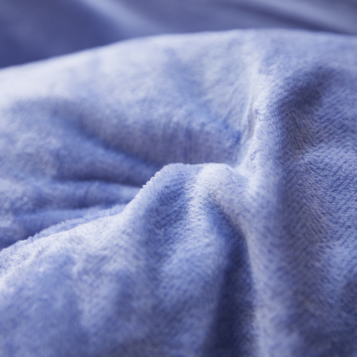 91家纺网 家纺一手货源 找家纺 爱港 2023冬季新款加厚牛奶绒法莱绒肌理纹枕套 牛仔蓝