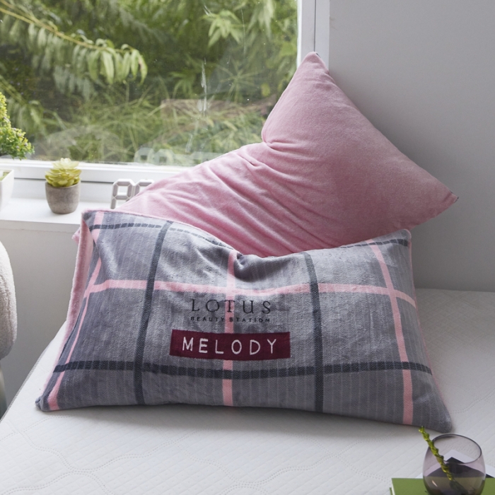 91家纺网 家纺一手货源 找家纺 爱港 2023冬季新款加厚牛奶绒法莱绒肌理纹枕套 校园旋律