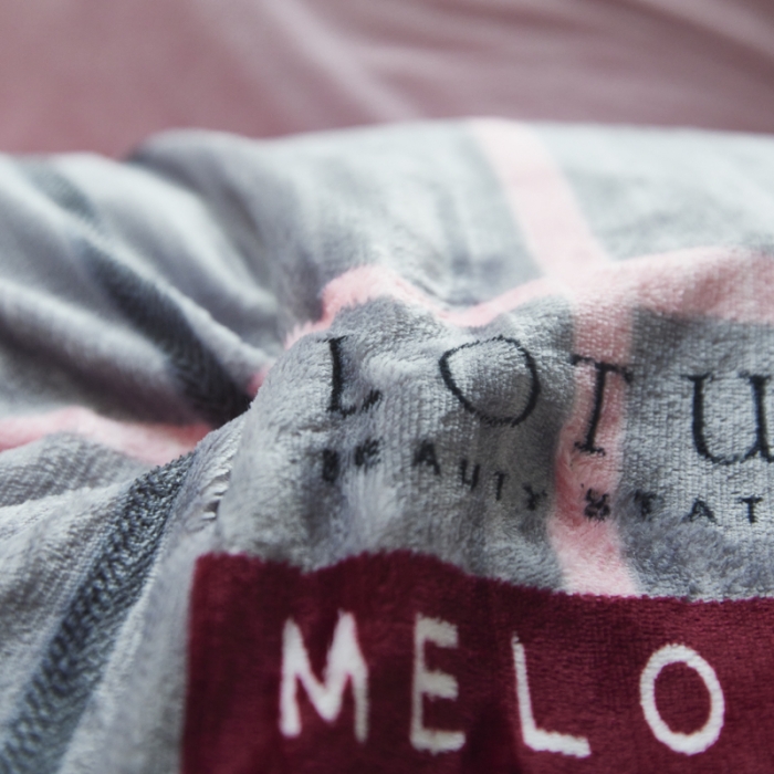 91家纺网 家纺一手货源 找家纺 爱港 2023冬季新款加厚牛奶绒法莱绒肌理纹枕套 校园旋律