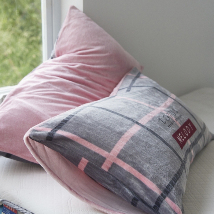 91家纺网 家纺一手货源 找家纺 爱港 2023冬季新款加厚牛奶绒法莱绒肌理纹枕套 校园旋律