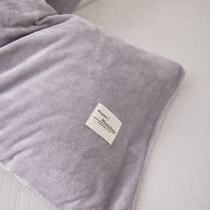 91家纺网 家纺一手货源 找家纺 爱港 2023冬季新款加厚牛奶绒法莱绒肌理纹枕套 学院灰